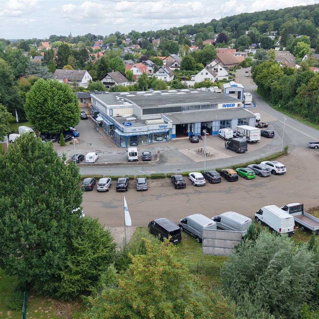 aufgenommen mit de Drohne Totalübersicht Autohaus Tatge