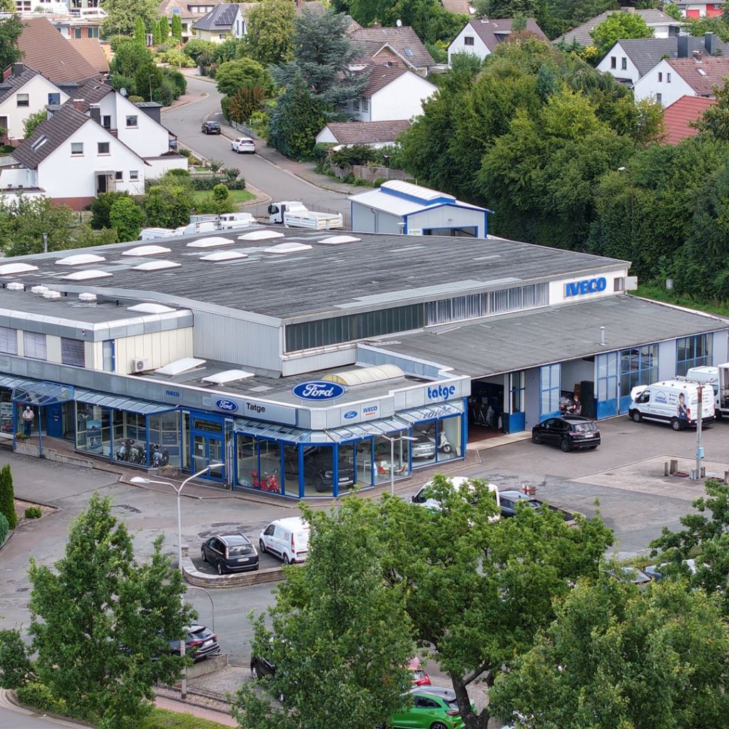 Außenansicht „Autohaus Tatge in Bückeburg – Ford und Iveco Verkaufs- und Servicezentrum“ umfassend von der Drohne aus