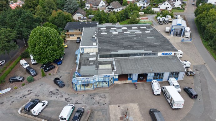 Drohnenbild mit Gebrauchtwagenschau - umfassende Ansicht des komplettne Geländes