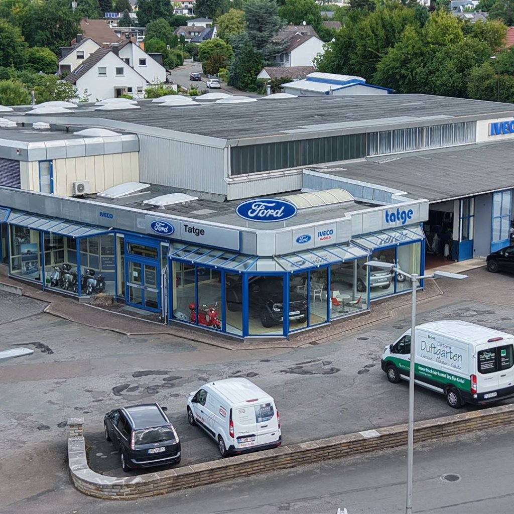 der Hof mit Gebrauchtwagenplatz