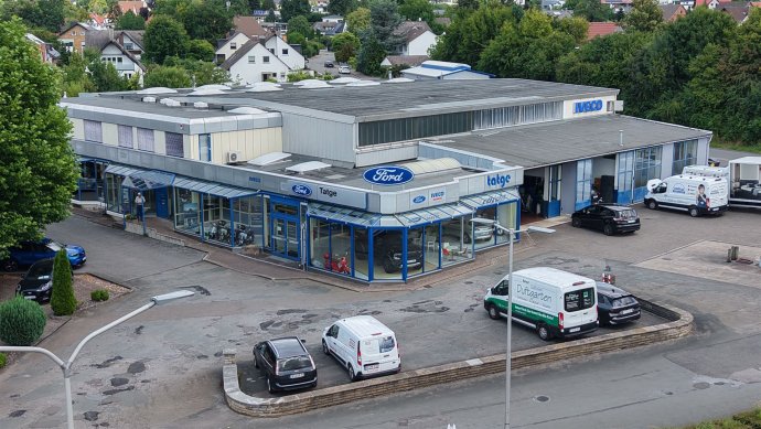 der Hof mit Gebrauchtwagenplatz