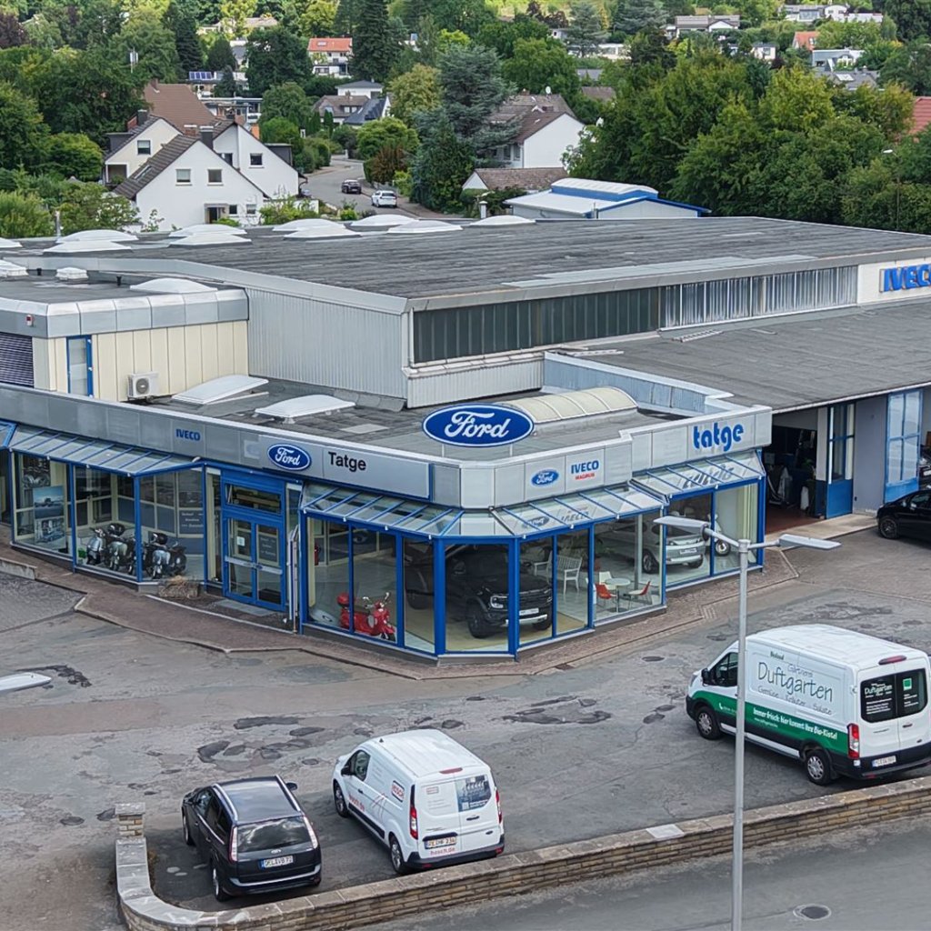 der Hof mit Gebrauchtwagenplatz