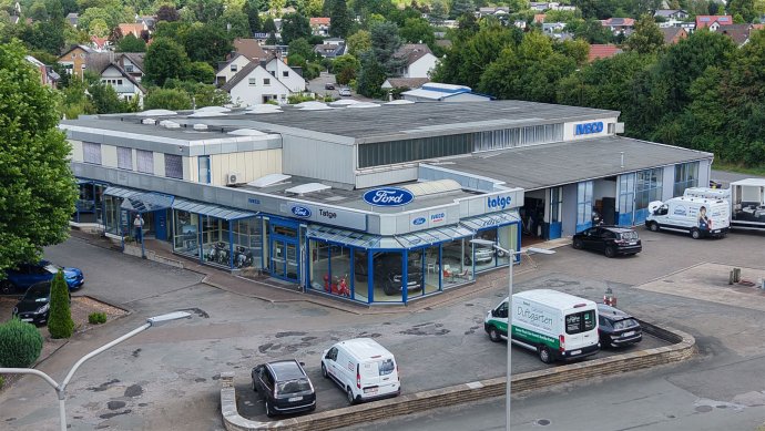 der Hof mit Gebrauchtwagenplatz