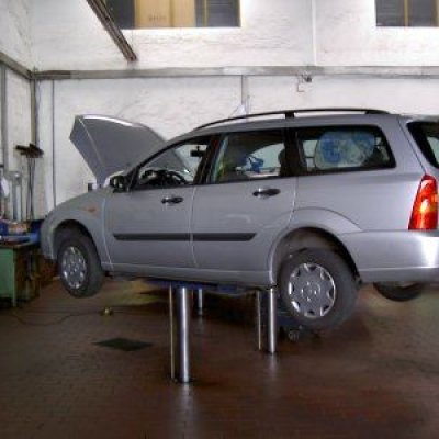 PKW auf der Bühne in  der Werkstatt